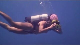 Киноподборка с голыми актрисами, плавающими под водой