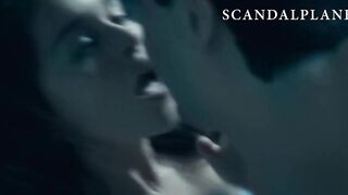 Красивые сцены секса Эмилии Кларк в «Роковой связи»