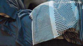 Секс Анны Кендрик на боку в постели в сериале «Личная жизнь»