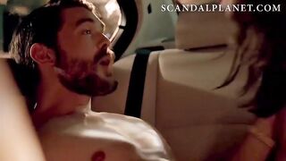 Прелюдии и секс в машине Карлы Соусы в лифчике в сериале