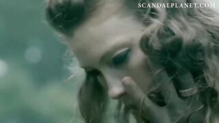 Голая Алисса Сазерленд в сценах секса из сериалов «Викинги» и «Мгла»