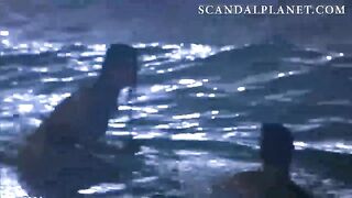 Сальма Хайек купается голышом в море и зажигает в постели с Колином Фарреллом