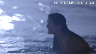 Сальма Хайек купается голышом в море и зажигает в постели с Колином Фарреллом