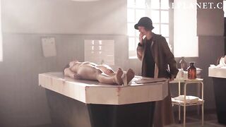 Беатрис Архона лежит голая в морге в роли трупа в сериале