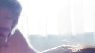 Красивая грудь с возбужденными сосками Андреа Орта в фильме «Элис»
