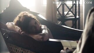Голая Шарлотта Хоуп принимает ванну в роли принцессы Испании