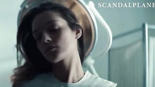 Начинающая актриса Сара Кардиналетти снимает халат медсестры в кино