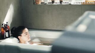 Голые сиськи Паулины Гайтан в ванне из сериала «Страж дьявола»