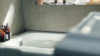 Голые сиськи Паулины Гайтан в ванне из сериала «Страж дьявола»
