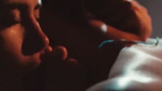 Мария Касадевалл светит голыми сиськами с острыми сосками в постельной сцене