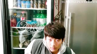 Азиатка дает полапать сиськи в магазине в корейском фильме «Мёбиус»