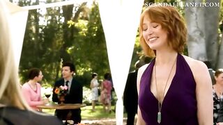 Алисия Уитт показывает маленькую грудь под платьем в сериале