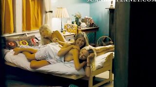 Дженнифер Энистон и Малин Акерман в постельной сцене из фильма