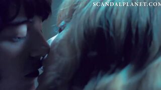 Эмма Стоун и Андреа Райзборо в роли лесбиянок целуются и раздеваются