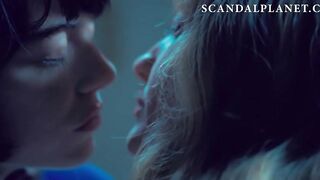 Эмма Стоун и Андреа Райзборо в роли лесбиянок целуются и раздеваются