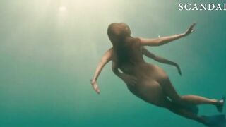 Райли Стил и Келли Брук купаются голыми в море в «Пираньи 3Д»