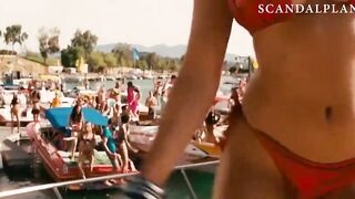 Келли Брук и Райли Стил танцуют в купальниках на яхте в фильме