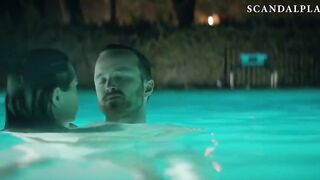 Голая Эмили Ратаковски и Аарон Пол целуются в бассейне