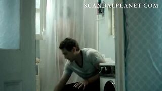 Кейт Хадсон в душе светит попой, неприкрытой полотенцем