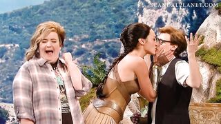 Лесбийский поцелуй Чудо-женщины Галь Гадот с Кейт МакКиннон