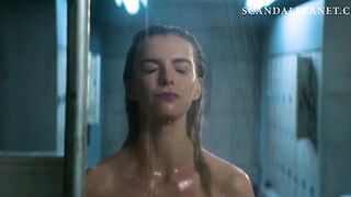 Голая Бетти Гилпин принимает душ, светя сочной жопой