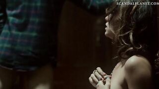 Красивый перепихон Стеллы Маив в одежде на лестничной клетке из фильма