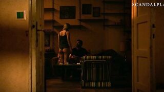 Дженнифер Лоуренс стонет, трахая парня на диване в «Красном воробье»