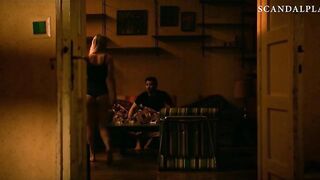 Дженнифер Лоуренс стонет, трахая парня на диване в «Красном воробье»