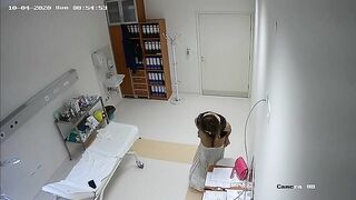 Доктор осматривает жопу пациентки в кабинете проктолога на скрытку