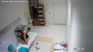 Доктор осматривает жопу пациентки в кабинете проктолога на скрытку