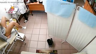 Гинекологический осмотр с расширителем в пизде на скрытую камеру