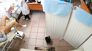 Гинекологический осмотр с расширителем в пизде на скрытую камеру