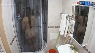 Россиянка с косичкой моется в стеклянной душевой кабинке на скрытку
