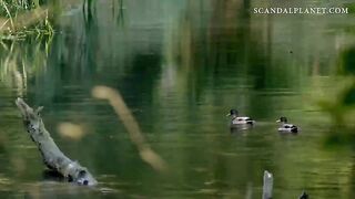 Нежная лесбийская сцена с кунилингусом на озере из фильма «Картина красоты»
