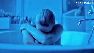 Голая атомная блондинка Шарлиз Терон принимает ванну