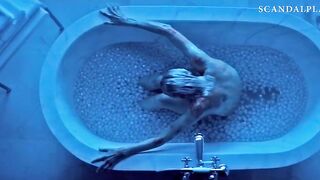 Голая атомная блондинка Шарлиз Терон принимает ванну