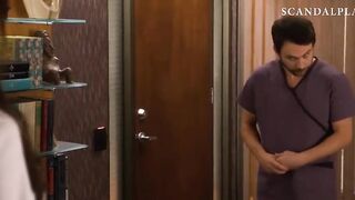 Дженнифер Энистон в трусиках и распахнутой рубашке соблазняет сотрудника в офисе