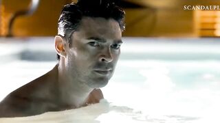 Карл Урбан лижется с голой Изабель Лукас в бассейне в фильме «Лофт»