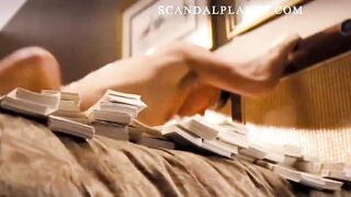 Леонардо ДиКаприо жучит Марго Робби на кровати с деньгами