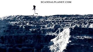 Сальма Хайек в платье с голыми сиськами в роли Фриды