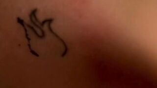 Анджелина Джоли делает татуировку на голых сиськах перед подругами