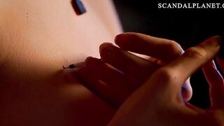 Анджелина Джоли делает татуировку на голых сиськах перед подругами