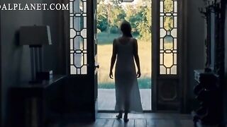 Сиськи и соски Дженнифер Лоуренс просвещаются под прозрачным платьем