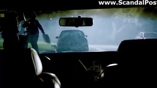Грудастая Александра Даддарио зажигает в машине в фильме про зомби