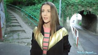 Трах на улице за деньги красивой украинки в юбке
