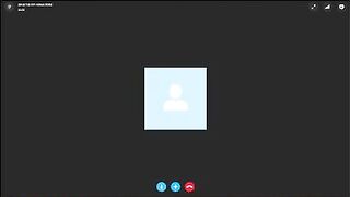 Няшка по скайпу показывает сиськи и вареник, общаясь с пикапером