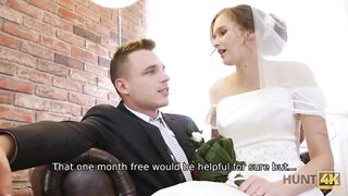 Жених продал жену в свадебном платье и смотрел на ее еблю раком