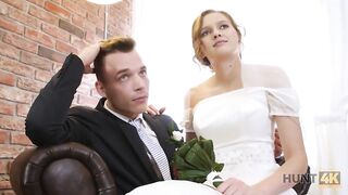 Жених продал жену в свадебном платье и смотрел на ее еблю раком
