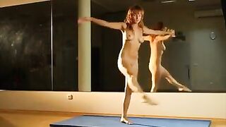 Гимнастическая тренировка рыжей спортсменки из РФ в голом виде