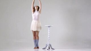 Легкая эротика кудрявой русской балерины на барном стуле